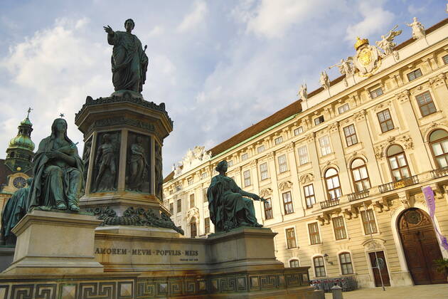Wien Coronakrise:: Osterruhe 4. harter Lockdown - erster Tag Wien, 1.4.2021 Corona-Pandemie, Corona, Corona-Virus, CoV 2, Covid 19, Sars, Virus, Virusinfektion, Pandemie, CoronakriseKrise, Viruserkrankung, Coronavirus, SARS-CoV-2 Innerer Burghof Denkmal Wien Austria