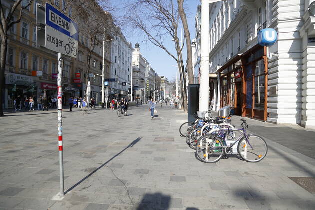 Wien Coronakrise:: Osterruhe 4. harter Lockdown - erster Tag Wien, 1.4.2021 Corona-Pandemie, Corona, Corona-Virus, CoV 2, Covid 19, Sars, Virus, Virusinfektion, Pandemie, CoronakriseKrise, Viruserkrankung, Coronavirus, SARS-CoV-2 Mariahilferstraße, Mariahilfer Straße leere Geschäftsstraße Wien Austria