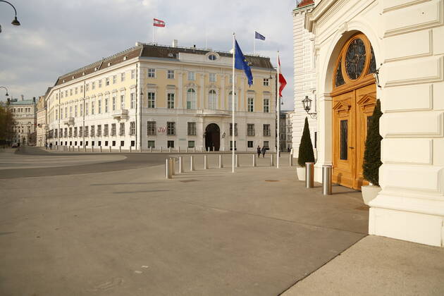 Wien Coronakrise:: Osterruhe 4. harter Lockdown - erster Tag Wien, 1.4.2021 Corona-Pandemie, Corona, Corona-Virus, CoV 2, Covid 19, Sars, Virus, Virusinfektion, Pandemie, CoronakriseKrise, Viruserkrankung, Coronavirus, SARS-CoV-2 Bundeskanzleramt Präsidentschaftskanzlei Ballhausplatz Wien Austria