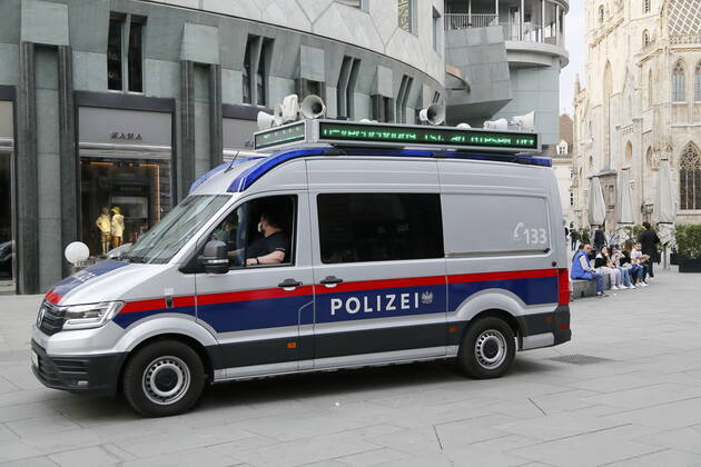 Wien Coronakrise:: Osterruhe 4. harter Lockdown - erster Tag Wien, 1.4.2021 Corona-Pandemie, Corona, Corona-Virus, CoV 2, Covid 19, Sars, Virus, Virusinfektion, Pandemie, CoronakriseKrise, Viruserkrankung, Coronavirus, SARS-CoV-2 Polizei Einsatzfahrzeug Polizeiauto Stephansplatz Wien Austria