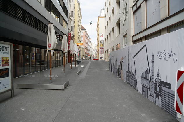 Wien Coronakrise:: Osterruhe 4. harter Lockdown - erster Tag Wien, 1.4.2021 Corona-Pandemie, Corona, Corona-Virus, CoV 2, Covid 19, Sars, Virus, Virusinfektion, Pandemie, CoronakriseKrise, Viruserkrankung, Coronavirus, SARS-CoV-2 Kärntnerstraße menschenleer Wien Austria