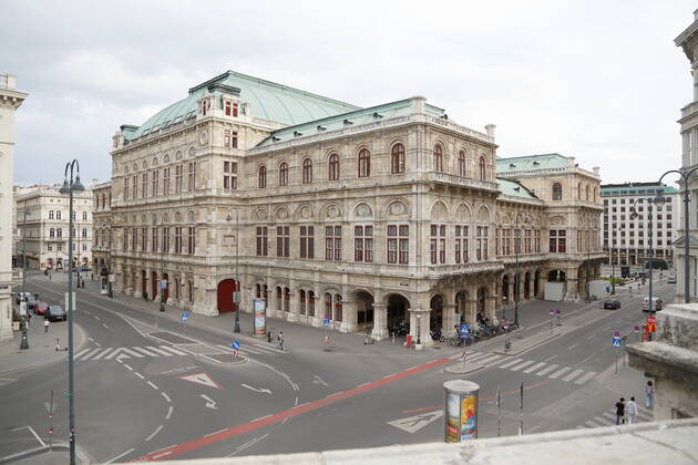 Wien Coronakrise:: Osterruhe 4. harter Lockdown - erster Tag Wien, 1.4.2021 Corona-Pandemie, Corona, Corona-Virus, CoV 2, Covid 19, Sars, Virus, Virusinfektion, Pandemie, CoronakriseKrise, Viruserkrankung, Coronavirus, SARS-CoV-2 Blick auf die Wiener Staatsoper von der Albertina Rampe aus autolos, verkehrsarm, leere Straßen Wien Austria