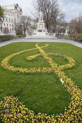 Wien Coronakrise:: Osterruhe 4. harter Lockdown - erster Tag Wien, 1.4.2021 Corona-Pandemie, Corona, Corona-Virus, CoV 2, Covid 19, Sars, Virus, Virusinfektion, Pandemie, CoronakriseKrise, Viruserkrankung, Coronavirus, SARS-CoV-2 Wolfgang Amadeus Mozart Denkmal Burggarten Notenschlüssel aus Blumen Wien Austria