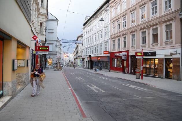 Wien Coronakrise:: Osterruhe 4. harter Lockdown - erster Tag Wien, 1.4.2021 Corona-Pandemie, Corona, Corona-Virus, CoV 2, Covid 19, Sars, Virus, Virusinfektion, Pandemie, CoronakriseKrise, Viruserkrankung, Coronavirus, SARS-CoV-2 Neubaugasse menscheleer, verkehrsarm, leere Straßen, keine Autos, kein Verkehr, Straßenverkehr Wien Austria