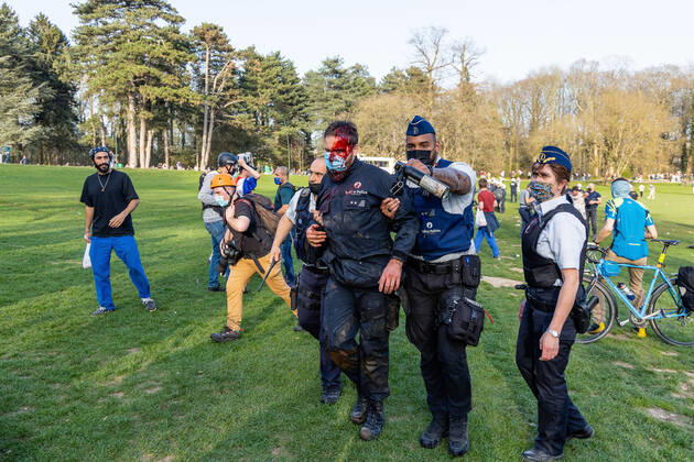 News Bilder des Tages April 1, 2021, Brussels, Belgium: Protest against sanitary measures and wild party called La Boum in Brussels, social distancing was rarely respected and the wearing of masks also, a lot of tension and violence between police and demonstrators. Brussels Belgium - ZUMAb331 20210401_zaf_b331_033 Copyright: xArnaudxBrianx