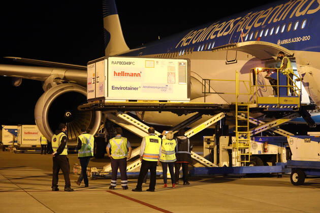 News Themen der Woche KW13 News Bilder des Tages April 1, 2021, Buenos Aires, Buenos Aires, Argentina: Today 1 million Chinese Sinopharm vaccines arrived at the Ezeiza international airport in Buenos Aires on an Aerolineas Argentinas flight. Buenos Aires Argentina - ZUMAs180 20210401_zbp_s180_002 Copyright: xClaudioxSantistebanx