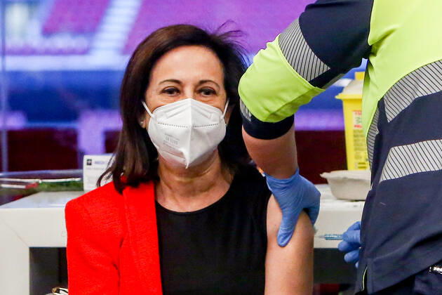 A sanitary vaccinates the Minister of Defence, Margarita Robles in the Wanda Metropolitano, in Madrid (Spain), on April 1, 2021. Margarita Robles was summoned to be vaccinated this Thursday within the health plan of the Community of Madrid, which administers the first dose of the AstraZeneca vaccine to people aged between 60 and 65 years. 01 APRIL 2021 Ricardo Rubio LagenciaEP 04 01 2021 Madrid Madrid Spain Copyright: xRicardoxRubiox 3629325