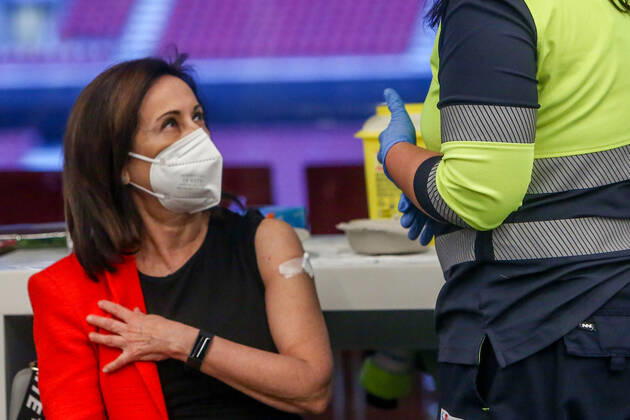 A sanitary vaccinates the Minister of Defence, Margarita Robles in the Wanda Metropolitano, in Madrid (Spain), on April 1, 2021. Margarita Robles was summoned to be vaccinated this Thursday within the health plan of the Community of Madrid, which administers the first dose of the AstraZeneca vaccine to people aged between 60 and 65 years. 01 APRIL 2021 Ricardo Rubio LagenciaEP 04 01 2021 Madrid Madrid Spain Copyright: xRicardoxRubiox 3629327