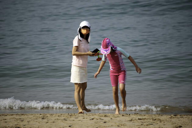 Beach reopen in Hong Kong under COVID-19 pandemic Hong Kong, China, Apr 02: Beach goers wear surgical mask play at the Gold Coast Beach in Hong Kong. Hong Kong China 6449_236303 Copyright: xKevinxOnxManxLee PentaxPressx