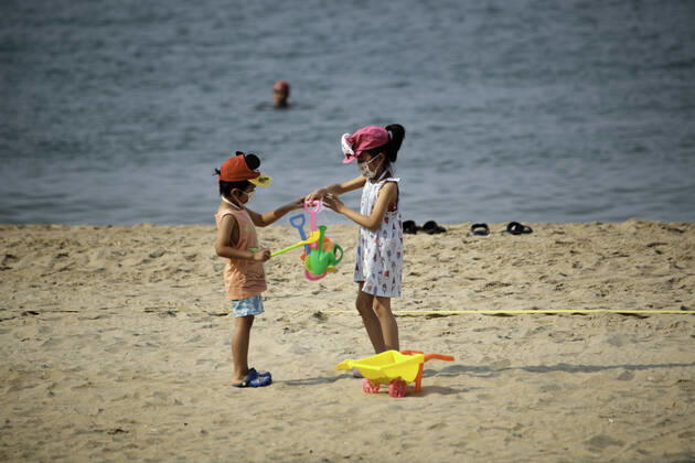 Beach reopen in Hong Kong under COVID-19 pandemic Hong Kong, China, Apr 02: Beach goers wear surgical mask play at the Gold Coast Beach in Hong Kong. Hong Kong China 6449_236305 Copyright: xKevinxOnxManxLee PentaxPressx