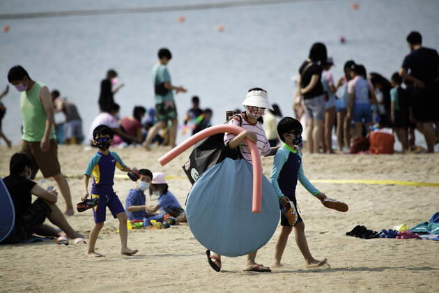Beach reopen in Hong Kong under COVID-19 pandemic Hong Kong, China, Apr 02: Beach goers wear surgical mask play at the Gold Coast Beach in Hong Kong. Hong Kong China 6449_236308 Copyright: xKevinxOnxManxLee PentaxPressx