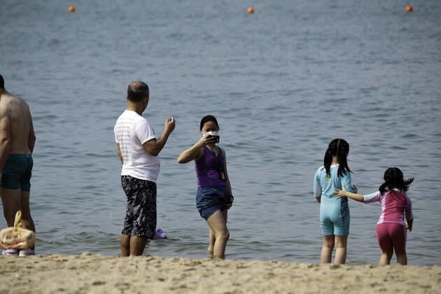 Beach reopen in Hong Kong under COVID-19 pandemic Hong Kong, China, Apr 02: Beach goers wear surgical mask play at the Gold Coast Beach in Hong Kong. Hong Kong China 6449_236310 Copyright: xKevinxOnxManxLee PentaxPressx