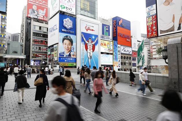 News Bilder des Tages Scene of Osaka amid coronavirus pandemic People wearing face masks walk in Osaka s Minami area on April 2, 2021, amid a resurgence in coronavirus infections in the western Japan prefecture. 