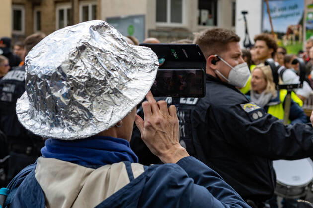 Demonstration von Querdenken 711 in Stuttgart 03.04.2021 Unter dem Motto: Das Jahr der Freiheit - Grundrechte sind nicht verhandelbar. demonstrieren Anhänger der Querdenken-Bewegung in Stuttgart. Gegendemonstranten versuchen auf Fahrrädern und zu Fuß die Demonstrationen zu blockieren.