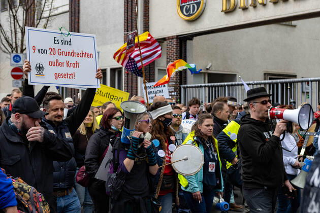 Demonstration von Querdenken 711 in Stuttgart 03.04.2021 Unter dem Motto: Das Jahr der Freiheit - Grundrechte sind nicht verhandelbar. demonstrieren Anhänger der Querdenken-Bewegung in Stuttgart. Gegendemonstranten versuchen auf Fahrrädern und zu Fuß die Demonstrationen zu blockieren.