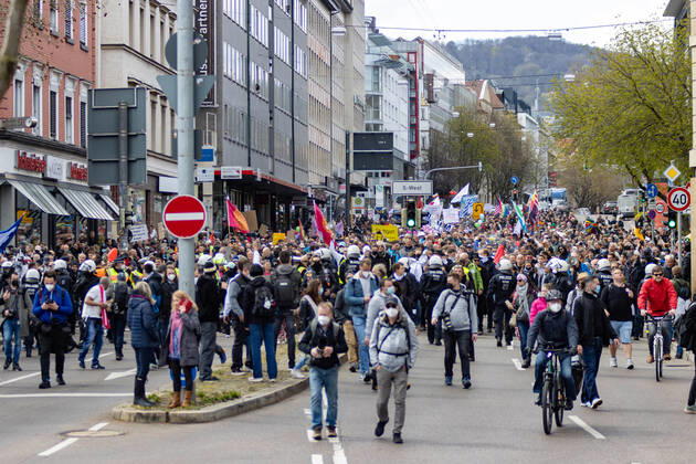 Demonstration von Querdenken 711 in Stuttgart 03.04.2021 Unter dem Motto: Das Jahr der Freiheit - Grundrechte sind nicht verhandelbar. demonstrieren Anhänger der Querdenken-Bewegung in Stuttgart. Gegendemonstranten versuchen auf Fahrrädern und zu Fuß die Demonstrationen zu blockieren.