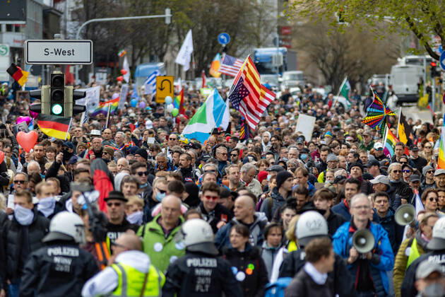 Demonstration von Querdenken 711 in Stuttgart 03.04.2021 Unter dem Motto: Das Jahr der Freiheit - Grundrechte sind nicht verhandelbar. demonstrieren Anhänger der Querdenken-Bewegung in Stuttgart. Gegendemonstranten versuchen auf Fahrrädern und zu Fuß die Demonstrationen zu blockieren.