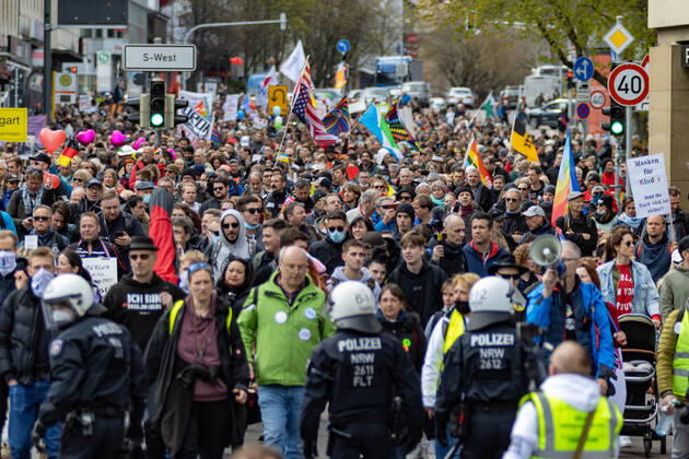Demonstration von Querdenken 711 in Stuttgart 03.04.2021 Unter dem Motto: Das Jahr der Freiheit - Grundrechte sind nicht verhandelbar. demonstrieren Anhänger der Querdenken-Bewegung in Stuttgart. Gegendemonstranten versuchen auf Fahrrädern und zu Fuß die Demonstrationen zu blockieren.