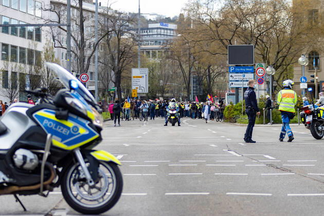Demonstration von Querdenken 711 in Stuttgart 03.04.2021 Unter dem Motto: Das Jahr der Freiheit - Grundrechte sind nicht verhandelbar. demonstrieren Anhänger der Querdenken-Bewegung in Stuttgart. Gegendemonstranten versuchen auf Fahrrädern und zu Fuß die Demonstrationen zu blockieren.