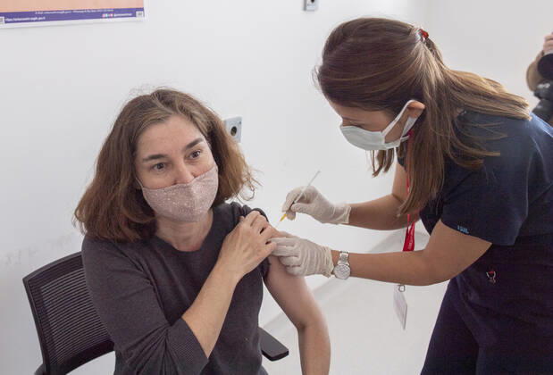 A woman receives the Pfizer BioNTech COVID-19 vaccine in Ankara City Hospital, Turkey, on April 3, 2021. Turkey has confirmed 31,892 deaths and 3,400,296 positive cases of the coronavirus infection in the country. ( Copyright: AbdurrahmanxAntakyalix-xDepoxPho DSC_4296