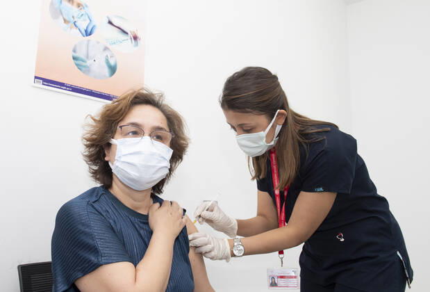A woman receives the Pfizer BioNTech COVID-19 vaccine in Ankara City Hospital, Turkey, on April 3, 2021. Turkey has confirmed 31,892 deaths and 3,400,296 positive cases of the coronavirus infection in the country. ( Copyright: AbdurrahmanxAntakyalix-xDepoxPho DSC_4310
