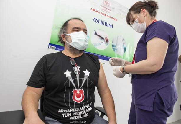 A man receives the Pfizer BioNTech COVID-19 vaccine in Ankara City Hospital, Turkey, on April 3, 2021. Turkey has confirmed 31,892 deaths and 3,400,296 positive cases of the coronavirus infection in the country. ( Copyright: AbdurrahmanxAntakyalix-xDepoxPho DSC_4352