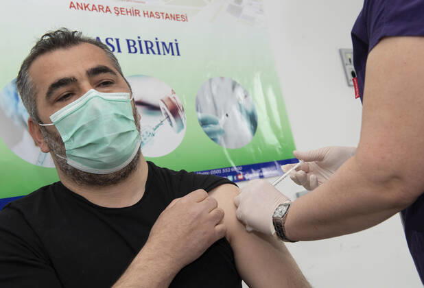 A man receives the Pfizer BioNTech COVID-19 vaccine in Ankara City Hospital, Turkey, on April 3, 2021. Turkey has confirmed 31,892 deaths and 3,400,296 positive cases of the coronavirus infection in the country. ( Copyright: AbdurrahmanxAntakyalix-xDepoxPho DSC_4383