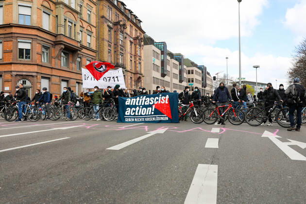 News Themen der Woche KW13 News Bilder des Tages Demonstration gegen Corona Auflagen in Stuttgart 03.04.2021 Stuttgart Teilnehmer bei einer Gegen-Kundgebung gegen die Kundgebung gegen die Corona Auflagen in der Stuttgarter Innenstadt. Kassel Hessen Deutschland