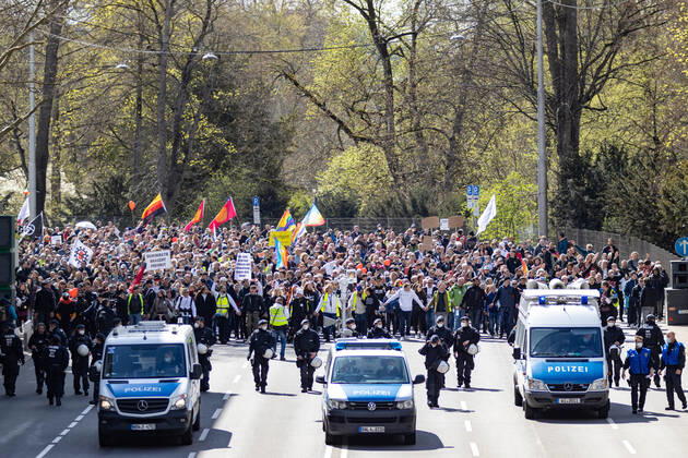 Demonstration von Querdenken 711 in Stuttgart 03.04.2021 Unter dem Motto: Das Jahr der Freiheit - Grundrechte sind nicht verhandelbar. demonstrieren Anhänger der Querdenken-Bewegung in Stuttgart. Gegendemonstranten versuchen auf Fahrrädern und zu Fuß die Demonstrationen zu blockieren.