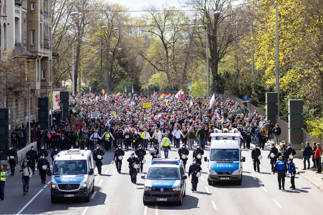 Demonstration von Querdenken 711 in Stuttgart 03.04.2021 Unter dem Motto: Das Jahr der Freiheit - Grundrechte sind nicht verhandelbar. demonstrieren Anhänger der Querdenken-Bewegung in Stuttgart. Gegendemonstranten versuchen auf Fahrrädern und zu Fuß die Demonstrationen zu blockieren.