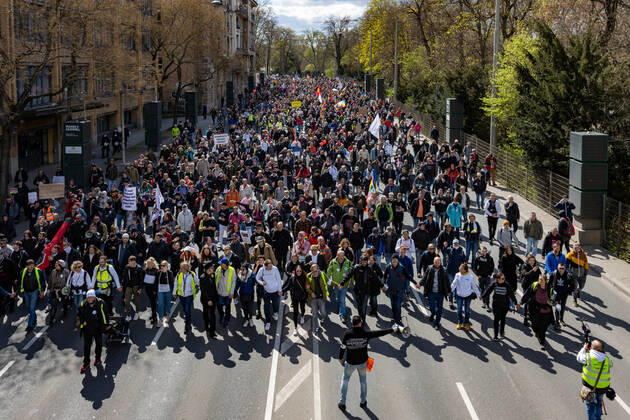Demonstration von Querdenken 711 in Stuttgart 03.04.2021 Unter dem Motto: Das Jahr der Freiheit - Grundrechte sind nicht verhandelbar. demonstrieren Anhänger der Querdenken-Bewegung in Stuttgart. Gegendemonstranten versuchen auf Fahrrädern und zu Fuß die Demonstrationen zu blockieren.