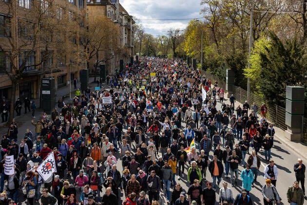 Demonstration von Querdenken 711 in Stuttgart 03.04.2021 Unter dem Motto: Das Jahr der Freiheit - Grundrechte sind nicht verhandelbar. demonstrieren Anhänger der Querdenken-Bewegung in Stuttgart. Gegendemonstranten versuchen auf Fahrrädern und zu Fuß die Demonstrationen zu blockieren.