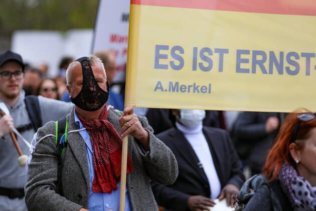 Demonstration gegen Corona Auflagen in Stuttgart 03.04.2021 Stuttgart Teilnehmer bei einer Kundgebung gegen die Corona Auflagen in vor dem Hauptbahnhof in der Stuttgarter Innenstadt. Der Teilnehmer trägt einen Slip als Maske. Kassel Hessen Deutschland