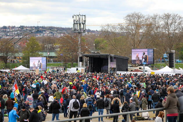 Demonstration gegen Corona Auflagen in Stuttgart 03.04.2021 Stuttgart Teilnehmer bei einer Kundgebung gegen die Corona Auflagen auf dem Cannstatter Wasen in Stuttgart. Kassel Hessen Deutschland