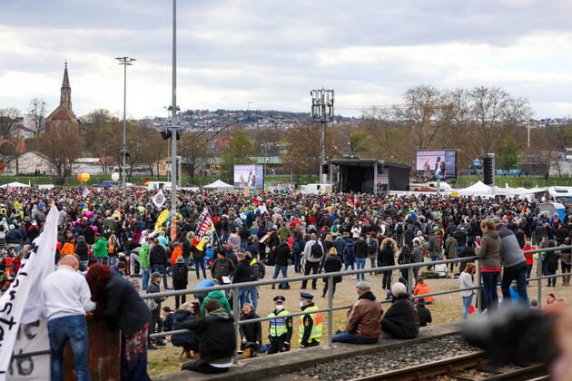 Demonstration gegen Corona Auflagen in Stuttgart 03.04.2021 Stuttgart Teilnehmer bei einer Kundgebung gegen die Corona Auflagen auf dem Cannstatter Wasen in Stuttgart. Kassel Hessen Deutschland