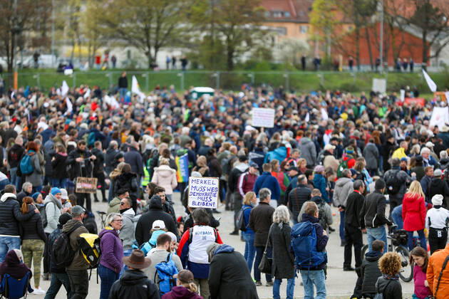 Demonstration gegen Corona Auflagen in Stuttgart 03.04.2021 Stuttgart Teilnehmer bei einer Kundgebung gegen die Corona Auflagen auf dem Cannstatter Wasen in Stuttgart. Kassel Hessen Deutschland