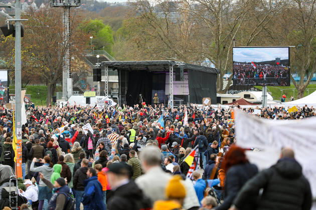 Demonstration gegen Corona Auflagen in Stuttgart 03.04.2021 Stuttgart Teilnehmer bei einer Kundgebung gegen die Corona Auflagen auf dem Cannstatter Wasen in Stuttgart. Kassel Hessen Deutschland