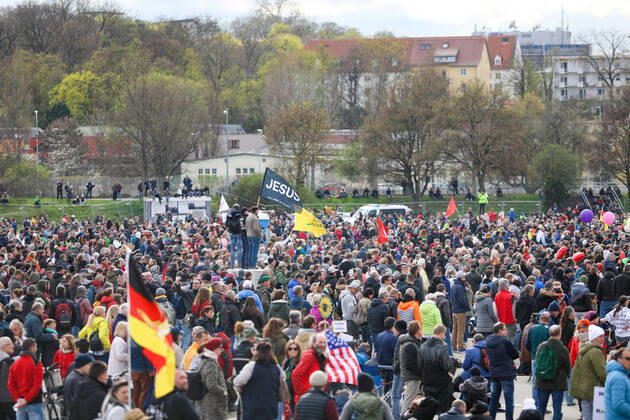Demonstration gegen Corona Auflagen in Stuttgart 03.04.2021 Stuttgart Teilnehmer bei einer Kundgebung gegen die Corona Auflagen auf dem Cannstatter Wasen in Stuttgart. Kassel Hessen Deutschland