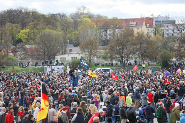 Demonstration gegen Corona Auflagen in Stuttgart 03.04.2021 Stuttgart Teilnehmer bei einer Kundgebung gegen die Corona Auflagen auf dem Cannstatter Wasen in Stuttgart. Kassel Hessen Deutschland