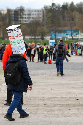 Demonstration gegen Corona Auflagen in Stuttgart 03.04.2021 Stuttgart Teilnehmer bei einer Kundgebung gegen die Corona Auflagen auf dem Cannstatter Wasen in Stuttgart. Kassel Hessen Deutschland