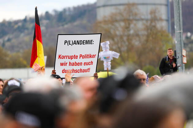 Demonstration gegen Corona Auflagen in Stuttgart 03.04.2021 Stuttgart Teilnehmer bei einer Kundgebung gegen die Corona Auflagen auf dem Cannstatter Wasen in Stuttgart. Kassel Hessen Deutschland