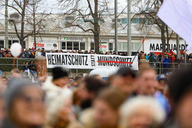 Demonstration gegen Corona Auflagen in Stuttgart 03.04.2021 Stuttgart Teilnehmer bei einer Kundgebung gegen die Corona Auflagen auf dem Cannstatter Wasen in Stuttgart. Teilnehmer haben am Rand ein Plakat mit der Aufschrift HEIMATSCHUTZ STATT MUNDSCHUTZ entrollt. Kassel Hessen Deutschland