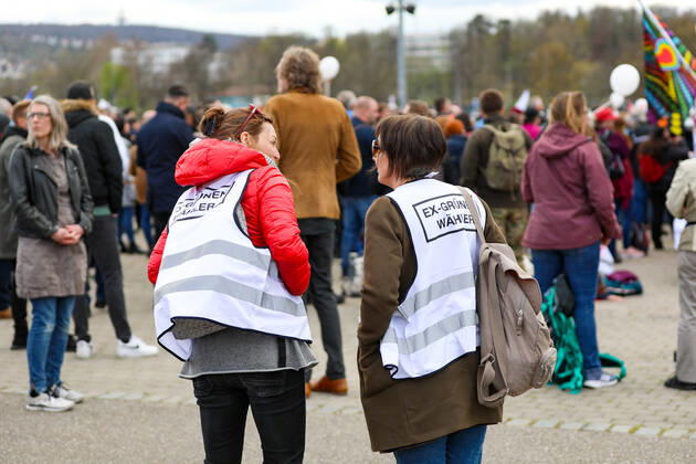 Demonstration gegen Corona Auflagen in Stuttgart 03.04.2021 Stuttgart Teilnehmer bei einer Kundgebung gegen die Corona Auflagen auf dem Cannstatter Wasen in Stuttgart. Teilnehmer tragen Westen mit der Aufschrift EX-GRÜNE WÄHLER. Kassel Hessen Deutschland