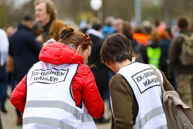 Demonstration gegen Corona Auflagen in Stuttgart 03.04.2021 Stuttgart Teilnehmer bei einer Kundgebung gegen die Corona Auflagen auf dem Cannstatter Wasen in Stuttgart. Teilnehmer tragen Westen mit der Aufschrift EX-GRÜNE WÄHLER. Kassel Hessen Deutschland