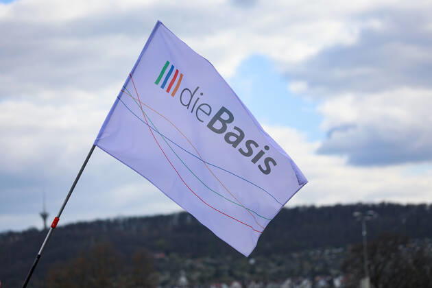 Demonstration gegen Corona Auflagen in Stuttgart 03.04.2021 Stuttgart Teilnehmer bei einer Kundgebung gegen die Corona Auflagen auf dem Cannstatter Wasen in Stuttgart. Teilnehmer schwenken eine Fahne der Partei DIE BASIS. Kassel Hessen Deutschland