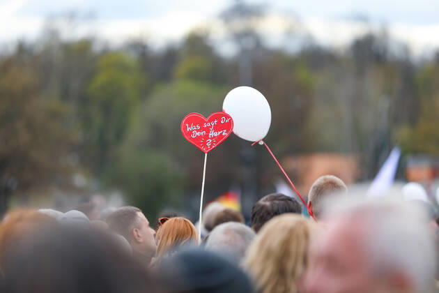 Demonstration gegen Corona Auflagen in Stuttgart 03.04.2021 Stuttgart Teilnehmer bei einer Kundgebung gegen die Corona Auflagen auf dem Cannstatter Wasen in Stuttgart. Kassel Hessen Deutschland