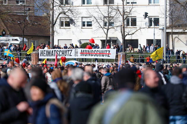 Demonstration gegen Corona Auflagen in Stuttgart 03.04.2021 Stuttgart Teilnehmer bei einer Kundgebung gegen die Corona Auflagen auf dem Cannstatter Wasen in Stuttgart. Teilnehmer haben am Rand ein Plakat mit der Aufschrift HEIMATSCHUTZ STATT MUNDSCHUTZ entrollt. Kassel Hessen Deutschland