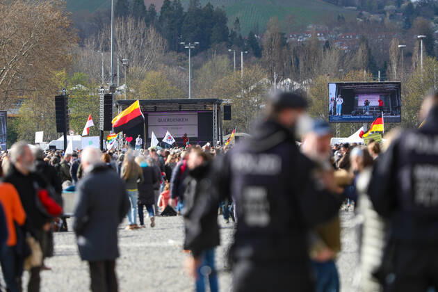 Demonstration gegen Corona Auflagen in Stuttgart 03.04.2021 Stuttgart Teilnehmer bei einer Kundgebung gegen die Corona Auflagen auf dem Cannstatter Wasen in Stuttgart. Polizisten beobachten die Szene. Kassel Hessen Deutschland