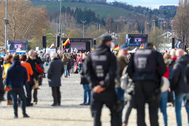 Demonstration gegen Corona Auflagen in Stuttgart 03.04.2021 Stuttgart Teilnehmer bei einer Kundgebung gegen die Corona Auflagen auf dem Cannstatter Wasen in Stuttgart. Polizisten beobachten die Szene. Kassel Hessen Deutschland