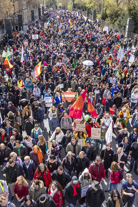 Querdenker und andere Gegner der Pandemie-Einschränkungen haben in Stuttgart ohne Abstand und weitgehend ohne Schutzmaske demonstriert. Mindestens vier Demos mit 2500 Teilnehmern waren angemeldet, gekommen waren aber weit mehr. Hier der Zug der Demonstranten durch die Innenstadt über die B10 B14 zum offiziellen Versammlungsort, dem Cannstatter Wasen. 03.04.2021: Europa, DEU, Deutschland, Baden-Württemberg, Stuttgart.